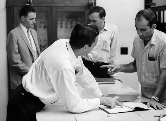 Feynman discussing with his teaching assistants