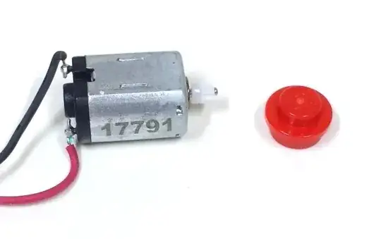 Motor with 1x1 round plate for scale