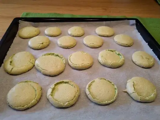 1st tray of macarons, all torn/ripped, half totally useless