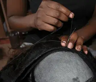 Example of sewing a weft on a cap