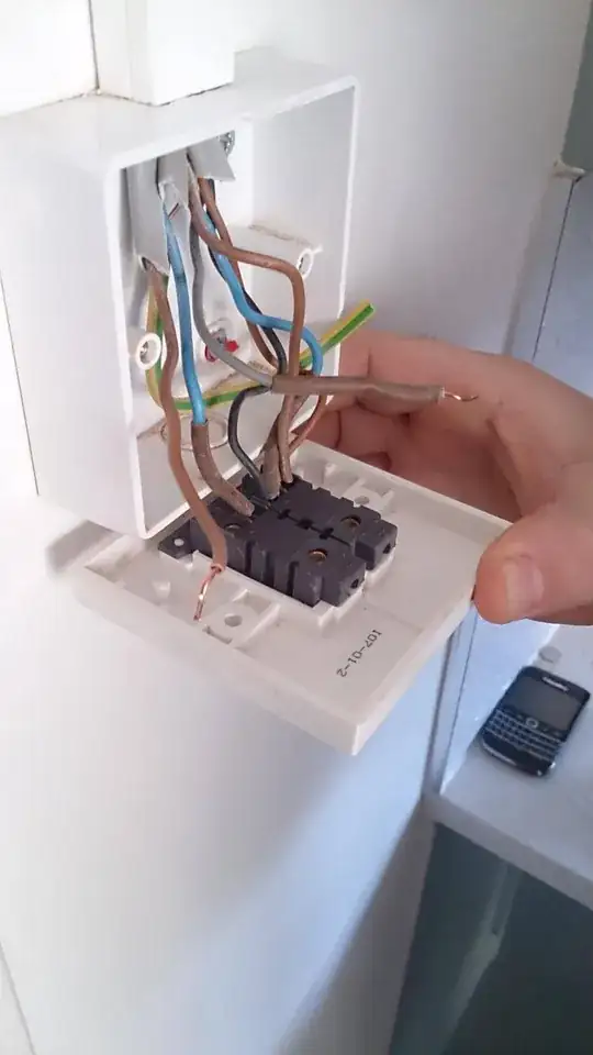 grey wire - brown sleeve was in the top right, brown wire in top left