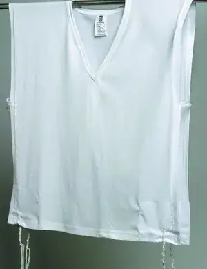 Undershirt with very long slits up the sides and tzitzit-fringes attached at the four corners.
