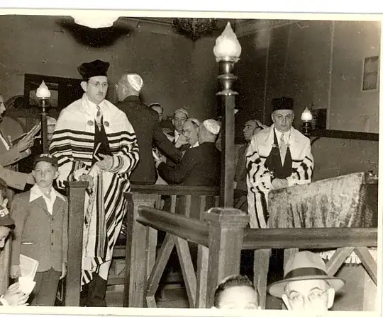Chazzan Frankel during chanukat habayit KAJ WH