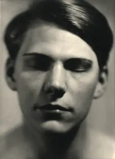 https://commons.wikimedia.org/wiki/File:Will_Burgdorf_Fotografie_Selbstporträt.jpg