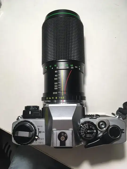 photo 1: normal focusing distance scale in green and white, focal length along the yellow line