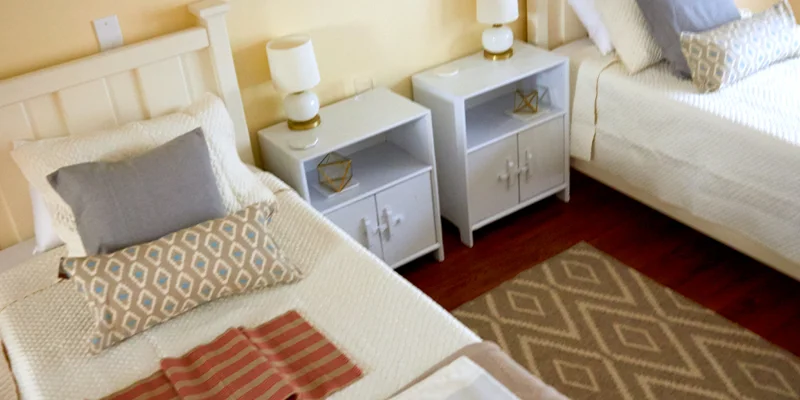 Bedroom with two twin beds, nightstands, and lamps.