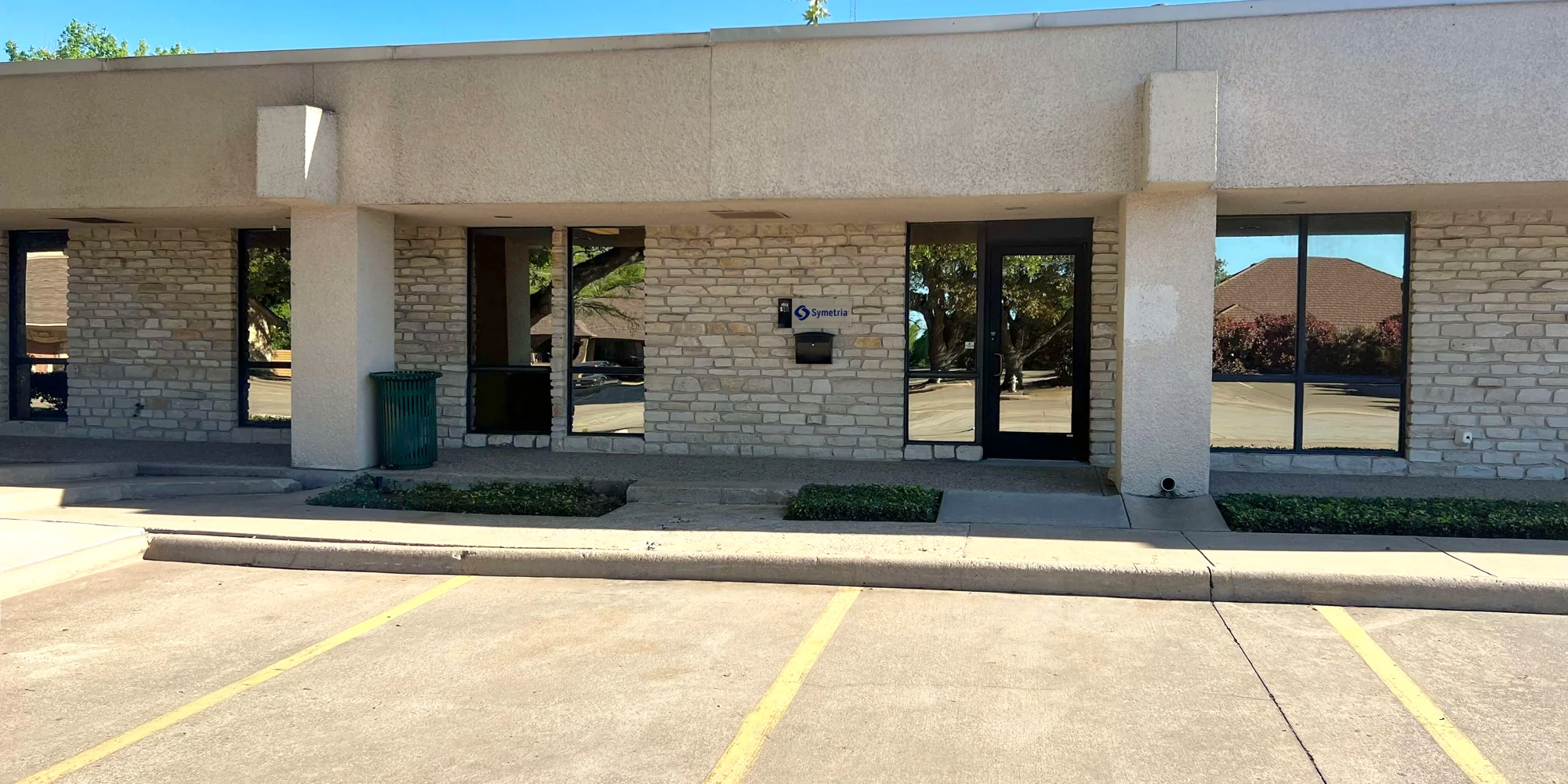 Exterior view of Symetria Recovery with parking spaces