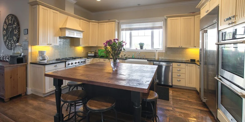 Kitchen with a center island dinning area.