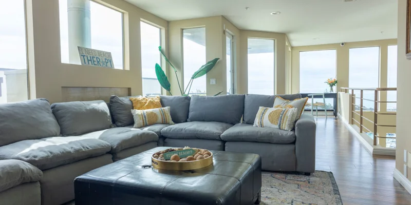 Lving room with a sofa and a table.