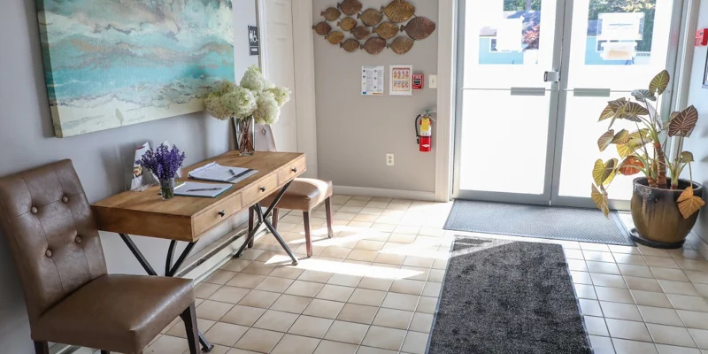 Entrance with a desk and chairs.