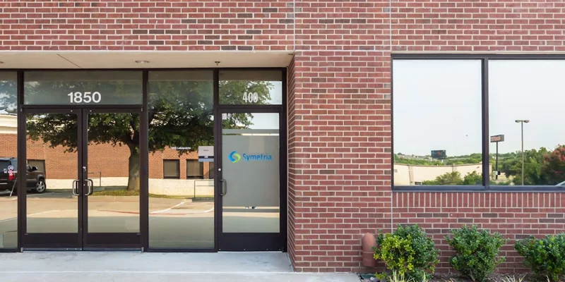 Symetria Recovery's exterior brick facade with glass doors and windows