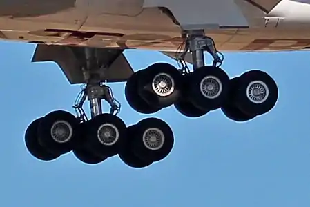 The A350-1000 has a six-wheel main landing gear to support a 322&nbsp;t (710,000&nbsp;lb) MTOW.