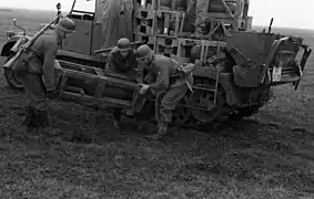 Unloading 28/32&nbsp;cm rockets