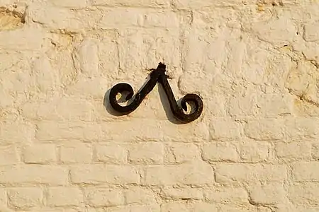 Anchor on the front of the corps de logis.