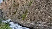 The walls of the gorge after the descent of the glacier