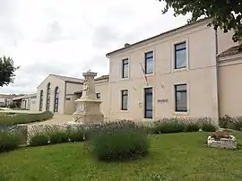 The town hall and war memorial in Mazeray