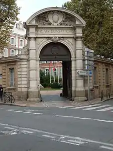 The building at the corner of rue d'Alsace-Lorraine and rue Croix-Baragnon&nbsp;[fr] (end of the 19th century).