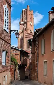 Rue des Prêtres, un callejón medieval de ladrillo rojo.