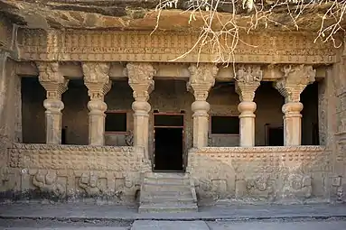 Gautamiputra vihara en las cuevas de Nasik, construidas en el siglo II&nbsp;a.&nbsp;C. por la dinastía Satavahana