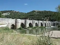 Puente de Cabezón de Pisuerga, al fondo de la imagen se muestra el monte, frecuentado por los senderistas.