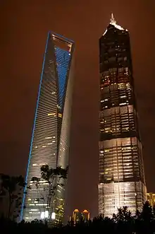 'Los gigantes de China' de noche.