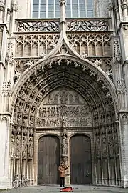 Portada de la catedral de Amberes (1352-1521), de estilo gótico de Brabante -Cammaerts, Emile. Belgium, From the Roman Invasion to the Present Day. T. Fisher Unwin Ltd, London, 1921, fuente citada en Brabantine Gothic-, definido en Brabante desde mediados del siglo&nbsp;XIV y más sobrio que el flamígero.