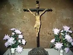Detalle de crucifijo de mesa en la iglesia parroquial de Arroyo Cerezo, Castielfabib (Valencia).