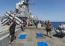 Marineros ejercitándose a bordo del USS&nbsp;Stout&nbsp;(DDG-55) en el 2016.