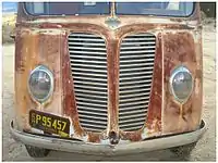 Parte delantera con parrilla, emblema y faros en forma de lágrima