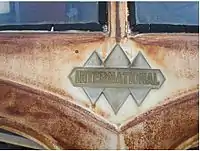 Emblema frontal de triple diamante