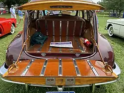 Packard Station Sedan de 1950 con la puerta trasera abierta