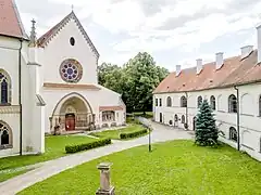 Fachada oeste con puerta "catedral"