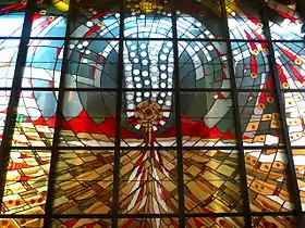 La imagen de los paneles que forman una interpretación abstracta del tema. Remolinos de colores frescos en la sección de arriba y remolinos de colores cálidos en la parte baja con un enfoque central circular en el centro.