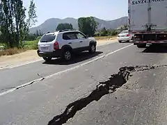 Grieta en la Carretera de la Fruta.