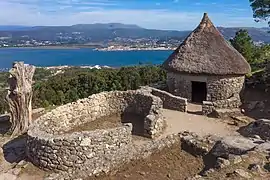 Una de las viviendas reconstruidas del castro de Santa Trega