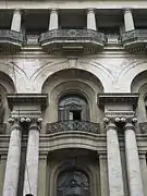 Columnas y balcones de la fachada