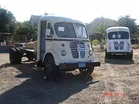Camión sin restaurar (izquierda) de la serie A de 1961, y furgoneta de la serie S de 1957 (derecha)