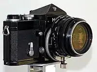 El primer lente de control de perspectiva de 35mm fue introducido en 1961 para la Nikon F.