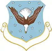 Un águila Volante recursante descendiente  en pálido, el emblema de la 38° División Aérea de la Fuerza Aérea de los EE.UU.