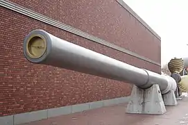 Cañón de 410&nbsp;mm del Mutsu en el Museo Yamato en Kure.