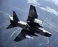 A-7D con misiles AGM-65 Maverick sobre la Base Nellis.