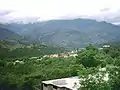 Una vista lateral del Chappargram (Battagram) antes de terremoto de 2005