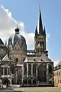 Prototambor de la catedral de Aquisgrán, en realidad los propios muros de la capilla octogonal (siglo&nbsp;IX)