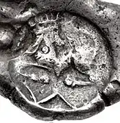 Siclo hallado en el valle de Kabul. Siglo V&nbsp;a.&nbsp;C. (monedas similares aparecieron en el tesoro de Kabul).