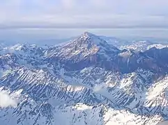 El Aconcagua, ubicado en la provincia de Mendoza, es con 6960,8&nbsp;msnm el punto más alto del mundo fuera de los Himalayas, además de ser la cumbre de mayor altitud de los hemisferios meridional y occidental.
