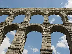 El Acueducto de Segovia es una de las muestras de la profunda romanización de Hispania. Conduce el agua una distancia superior a 15&nbsp;km, salvando una profunda vaguada, hasta llegar al altozano ocupado por la ciudad, lo que le convierte en el acueducto romano más largo conservado.