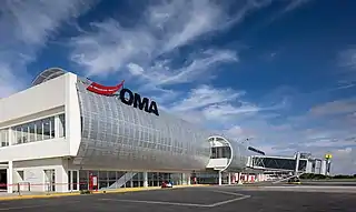 Avión en la plataforma del Aeropuerto de San Luis Potosí