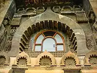 Exterior de la sala chaitya, cueva 9, Cuevas de Ajanta, siglo&nbsp;I&nbsp;a.&nbsp;C. El marco de la ventana en forma de arco chaitya se repite varias veces como motivo decorativo.