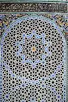 Patrones geométricos en mosaico zellige en la Madrasa de Al-Attarine en Fez (Marruecos) (siglo&nbsp;XIV)