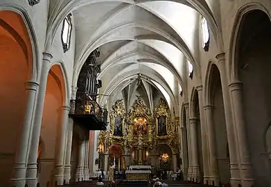 La basílica de Santa María (Alicante) conserva valiosos retablos del tránsito entre la Edad Moderna y la Contemporánea. En el presbiterio, un retablo ¿rococó del siglo&nbsp;XVIII? (en esta fuente atribuido a Antonio Caro el Viejo) -Los siglos del Barroco, pg. 211-, escultor de finales del siglo&nbsp;XVII -Antonio Caro el Viejo en Cátedra Pedro Ibarra-); también un retablo neogótico, de Blas Gómez y Rodríguez Clement (1903)-noticia en La Verdad Folleto de la restauración, con imágenes Archivado el 17 de julio de 2013 en Wayback Machine.-.